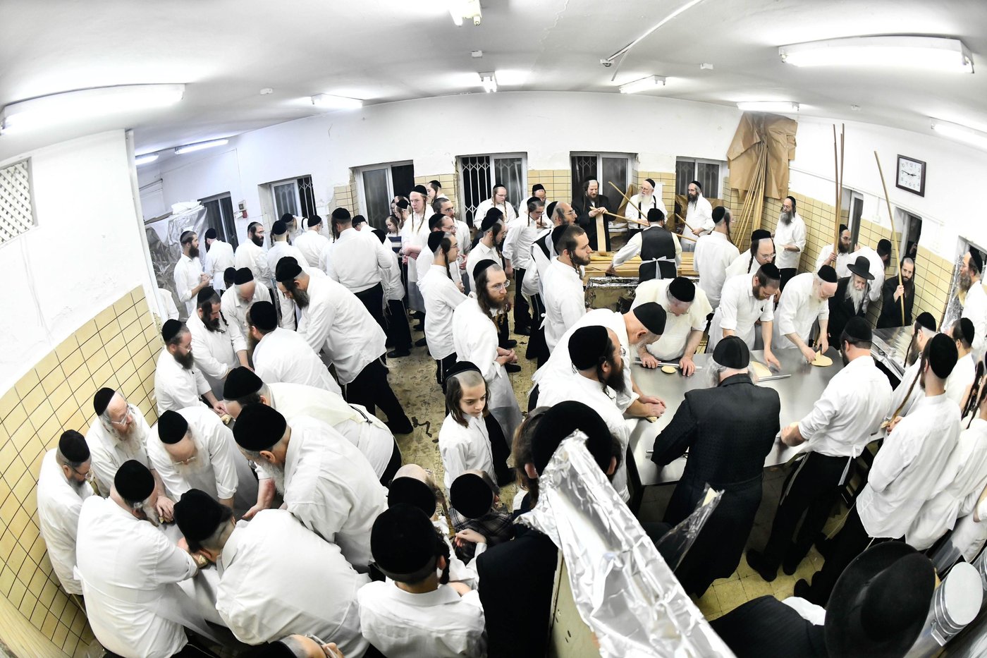 האדמו"ר מאמשינוב באפיית המצות