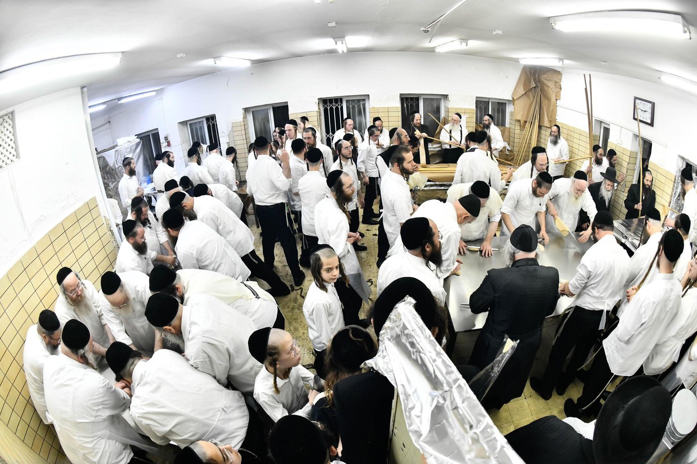 האדמו"ר מאמשינוב באפיית המצות