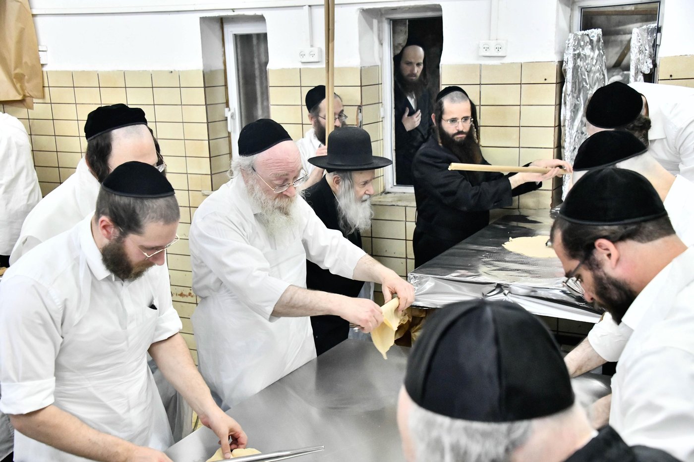 האדמו"ר מאמשינוב באפיית המצות