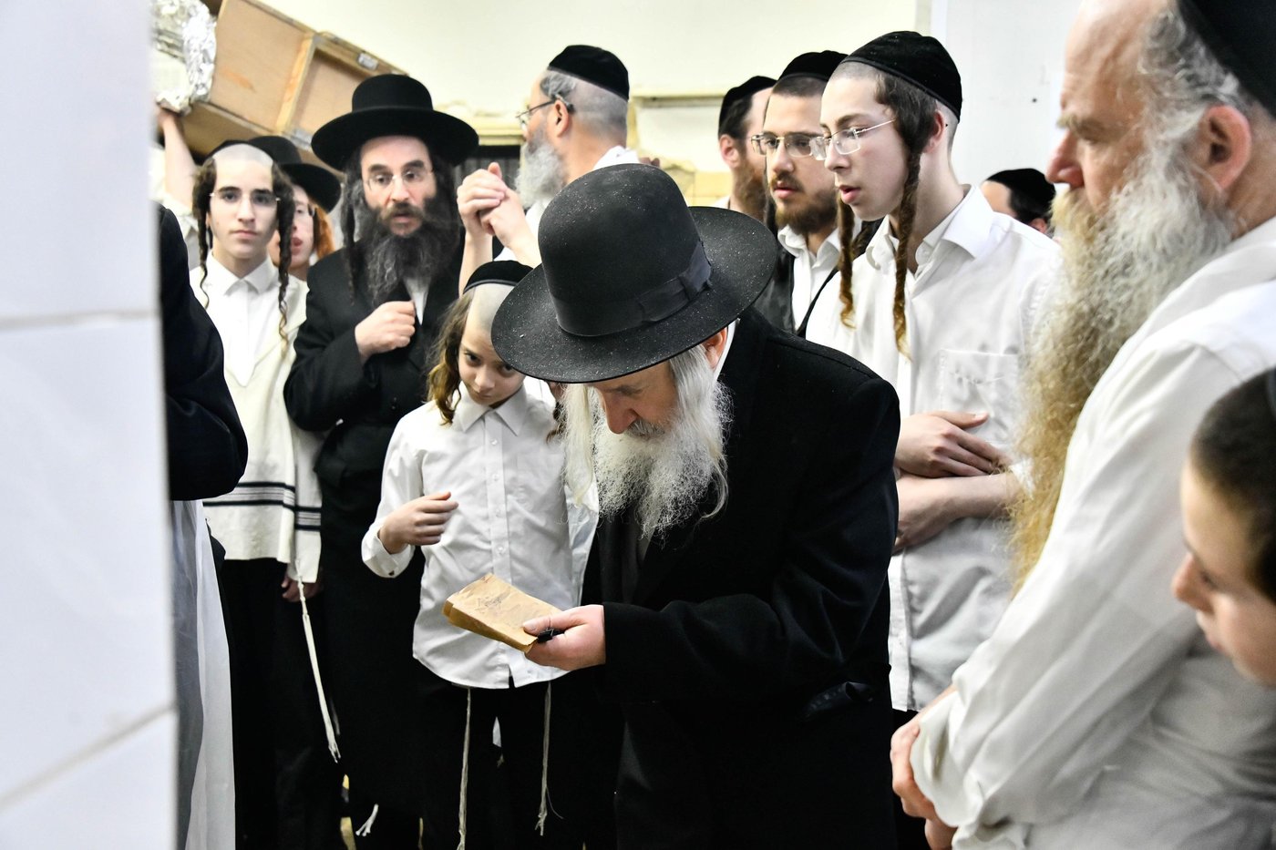 האדמו"ר מאמשינוב באפיית המצות