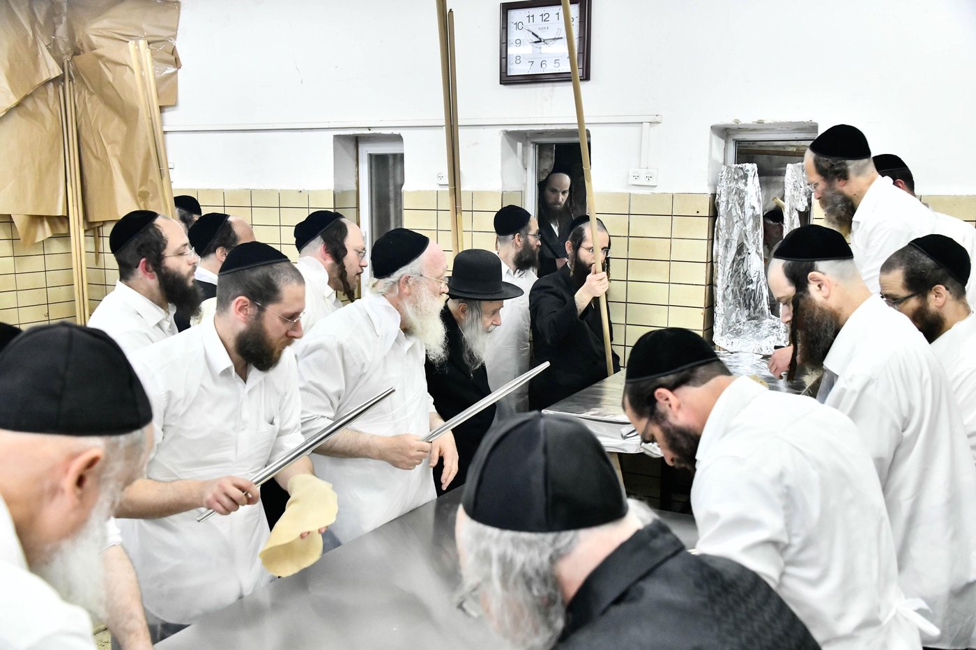 האדמו"ר מאמשינוב באפיית המצות