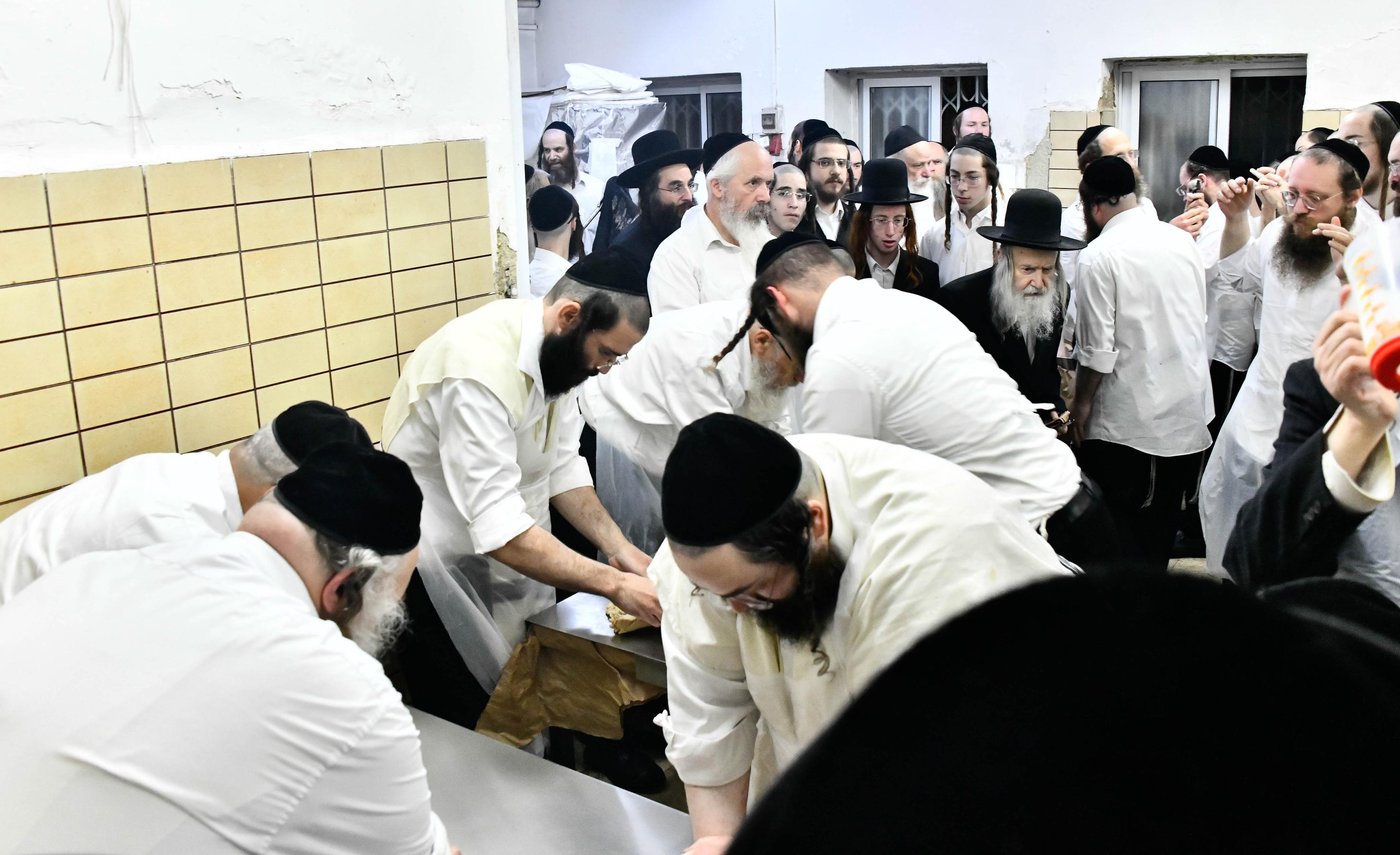 האדמו"ר מאמשינוב באפיית המצות