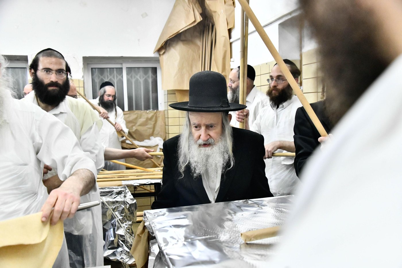 האדמו"ר מאמשינוב באפיית המצות