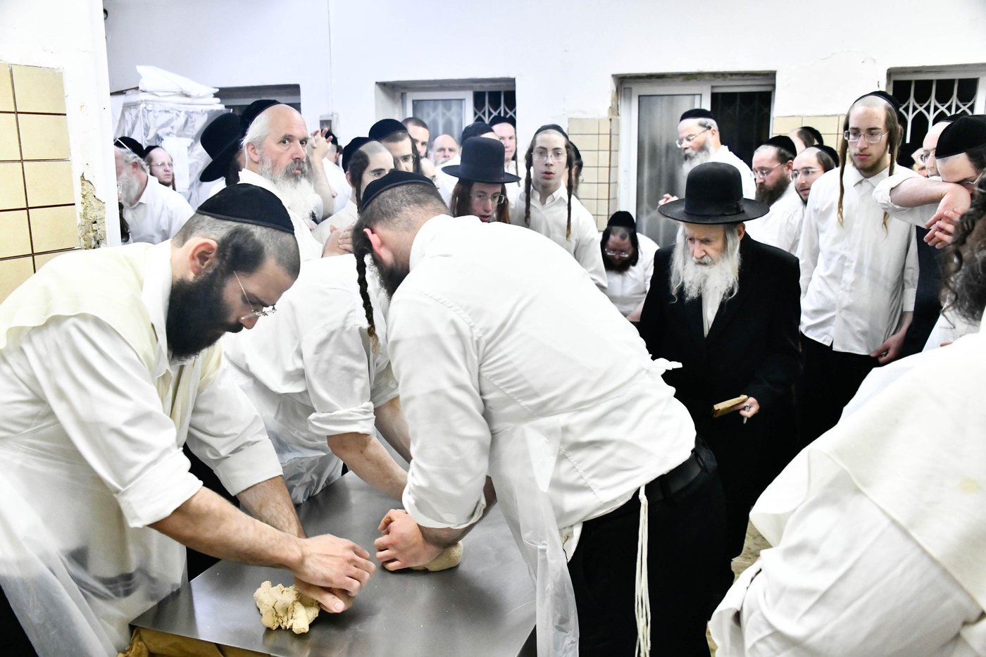 האדמו"ר מאמשינוב באפיית המצות