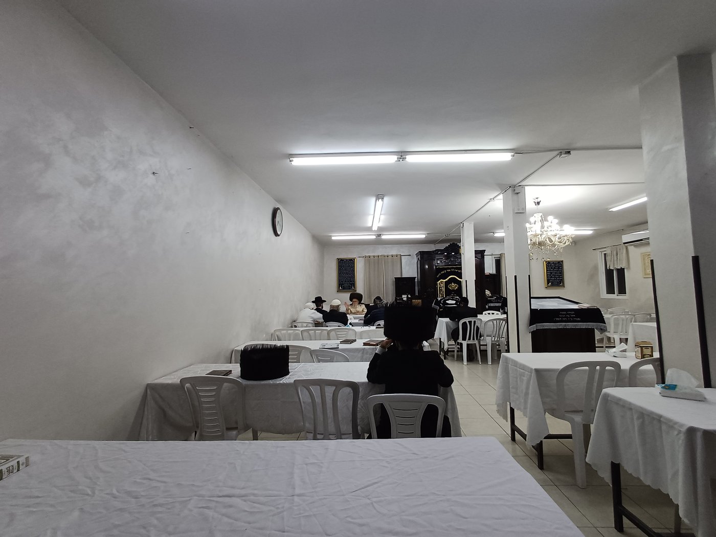 האדמו"ר מזלאטשוב במסירת שיעור בחוה"מ פסח