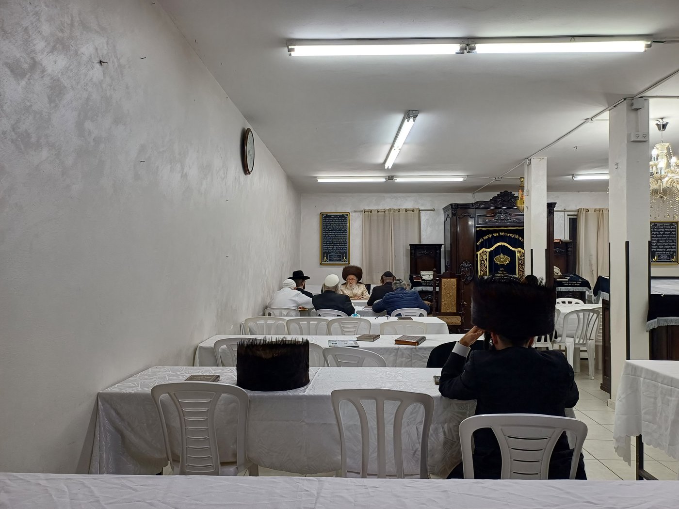 האדמו"ר מזלאטשוב במסירת שיעור בחוה"מ פסח