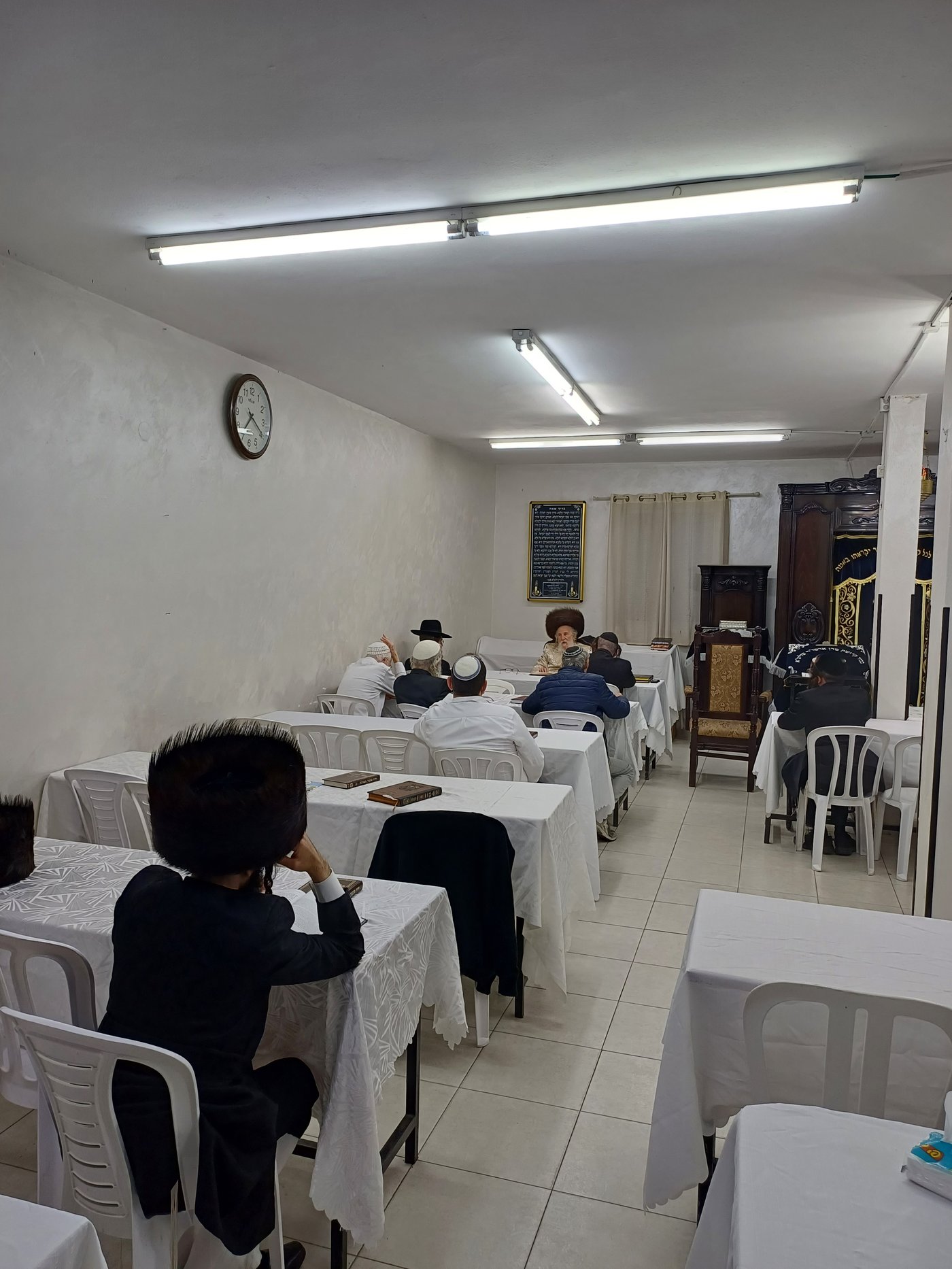 האדמו"ר מזלאטשוב במסירת שיעור בחוה"מ פסח