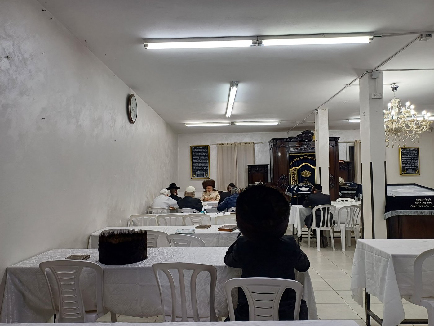 האדמו"ר מזלאטשוב במסירת שיעור בחוה"מ פסח