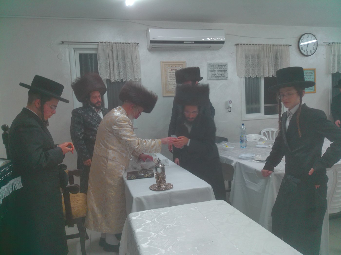 האדמו"ר מזלאטשוב בטיש מוצאי שביעי של פסח