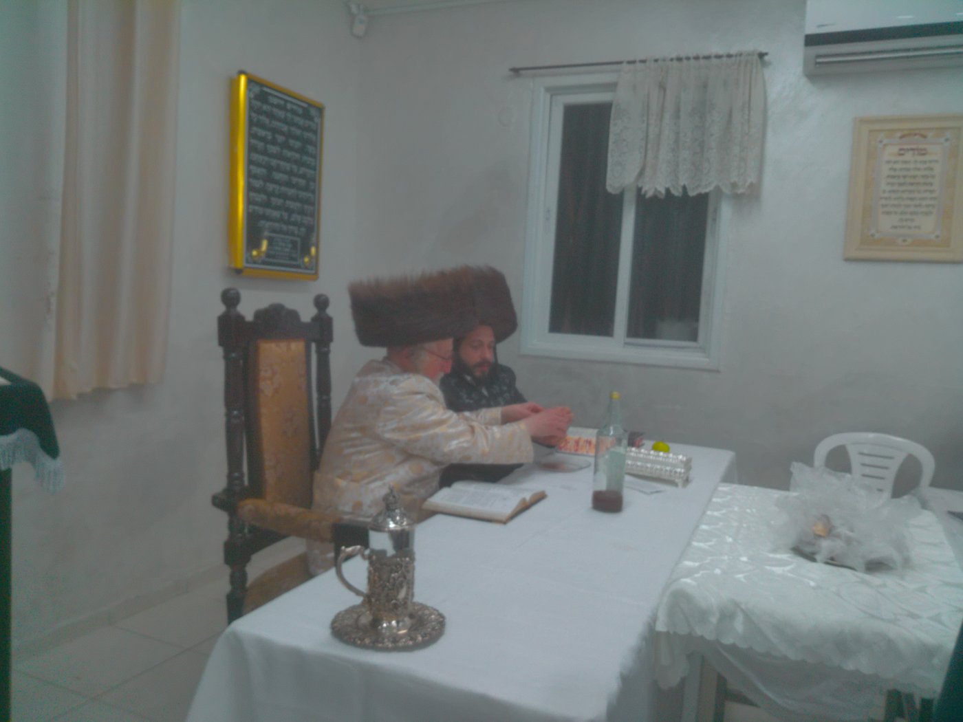 האדמו"ר מזלאטשוב בטיש מוצאי שביעי של פסח