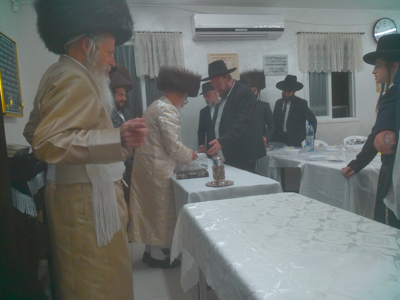 האדמו"ר מזלאטשוב בטיש מוצאי שביעי של פסח