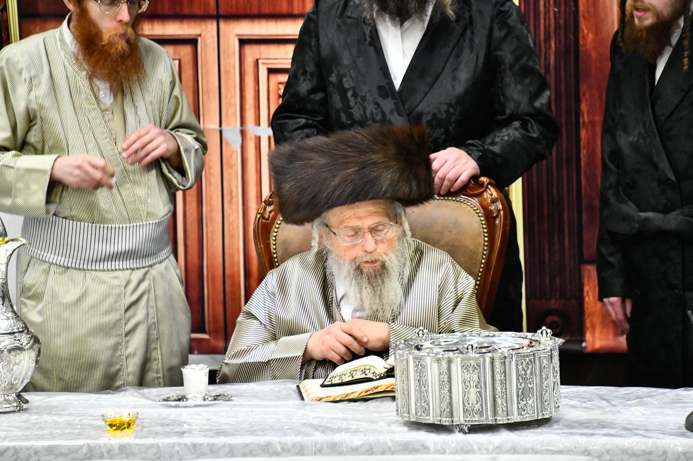 האדמו"ר מפינסק קרלין בטיש חוה"מ פסח