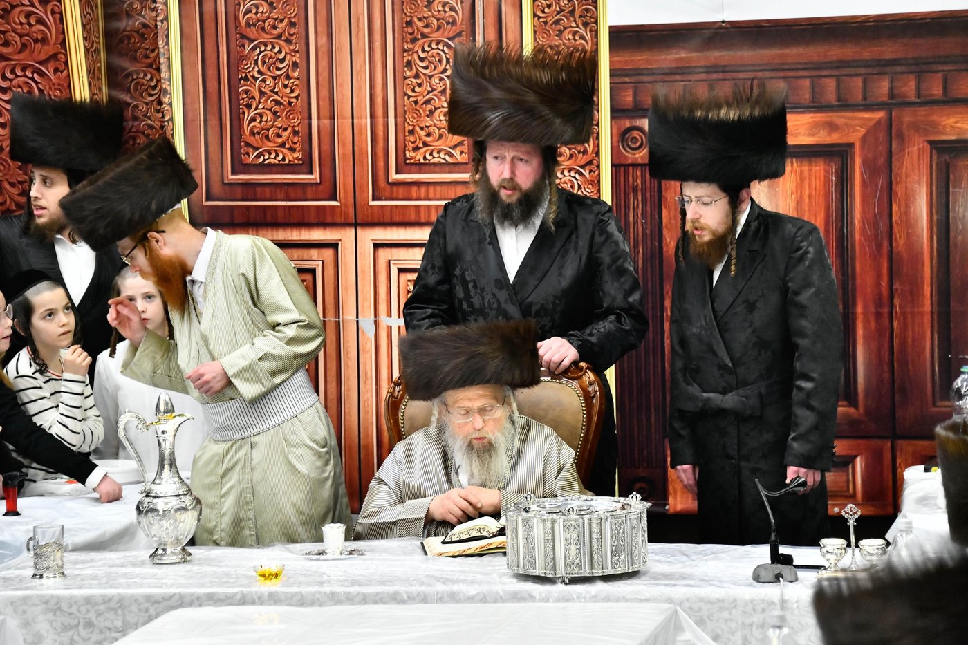 האדמו"ר מפינסק קרלין בטיש חוה"מ פסח