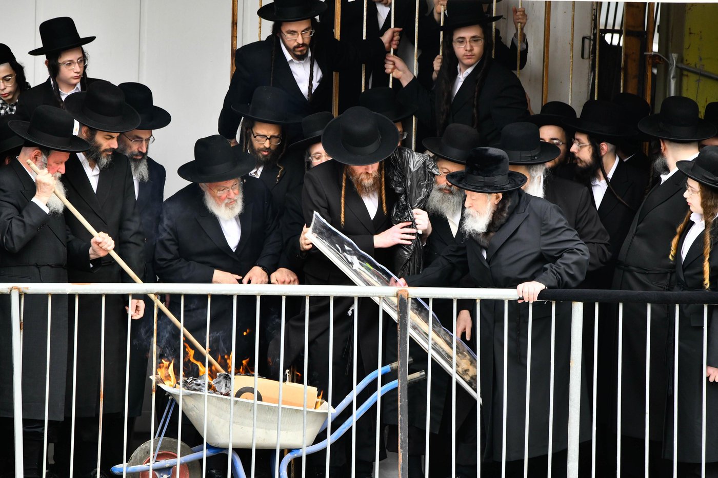 האדמו"ר מגור בשריפת חמץ