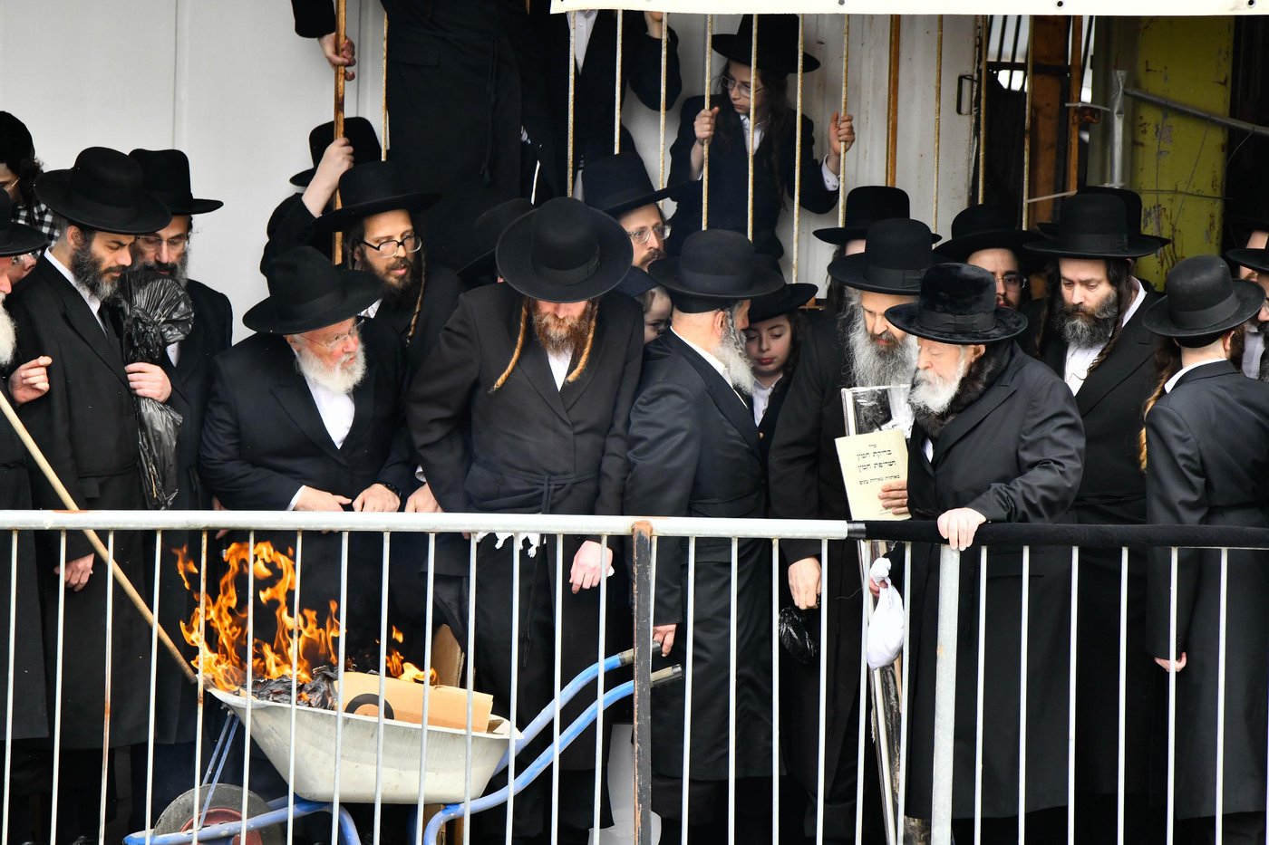 האדמו"ר מגור בשריפת חמץ