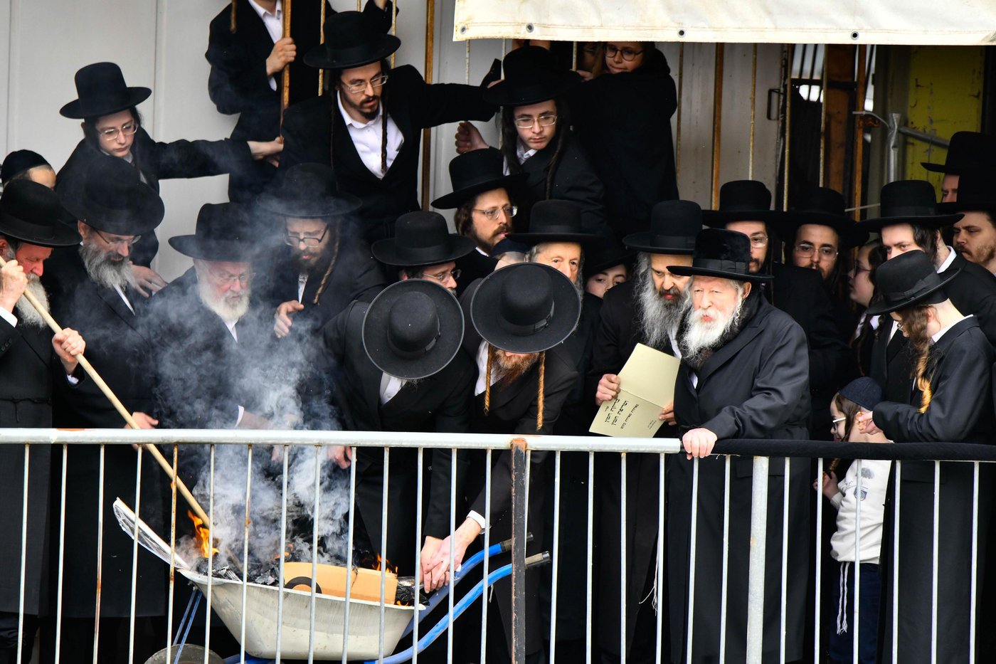 האדמו"ר מגור בשריפת חמץ