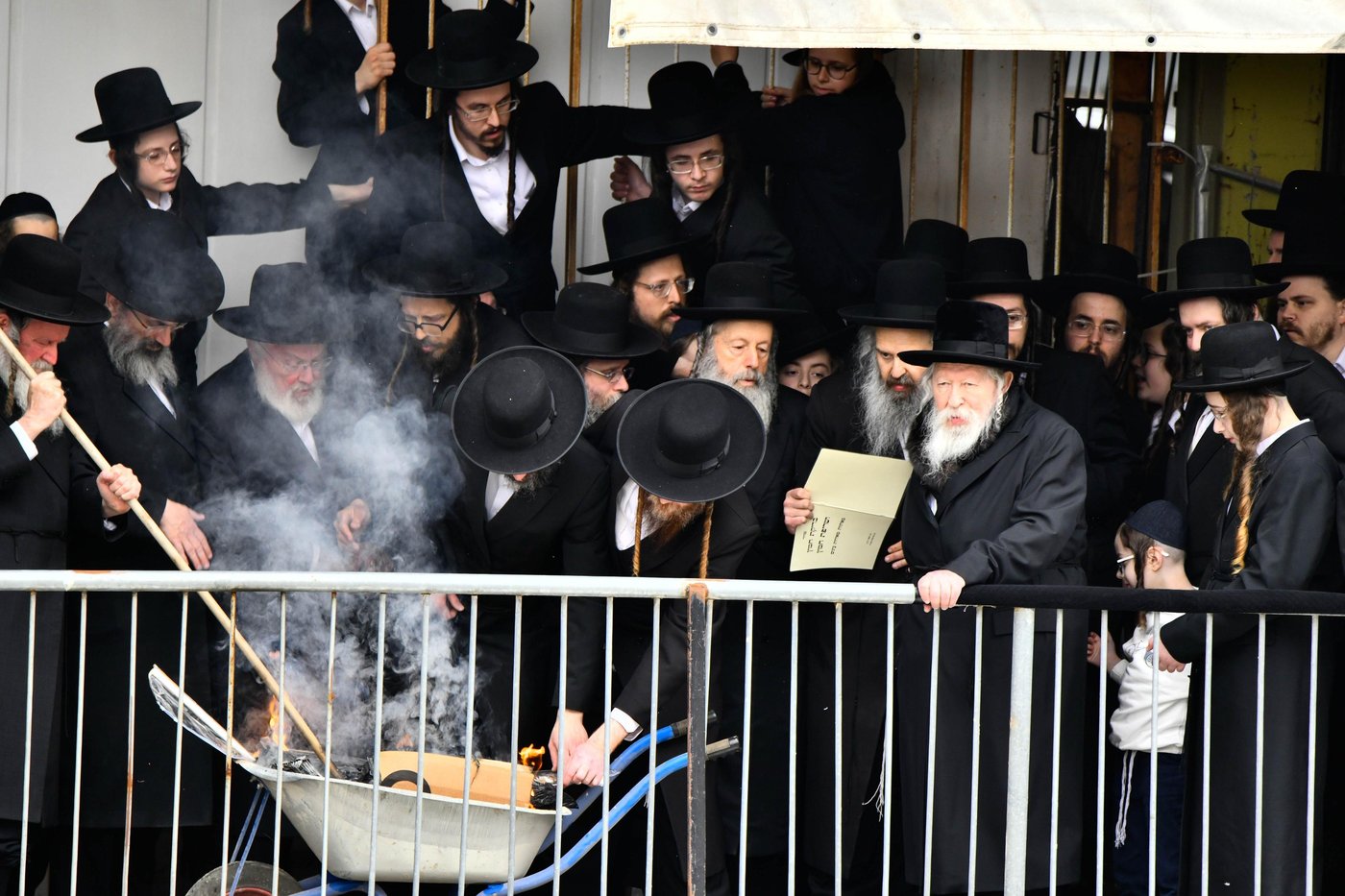 האדמו"ר מגור בשריפת חמץ