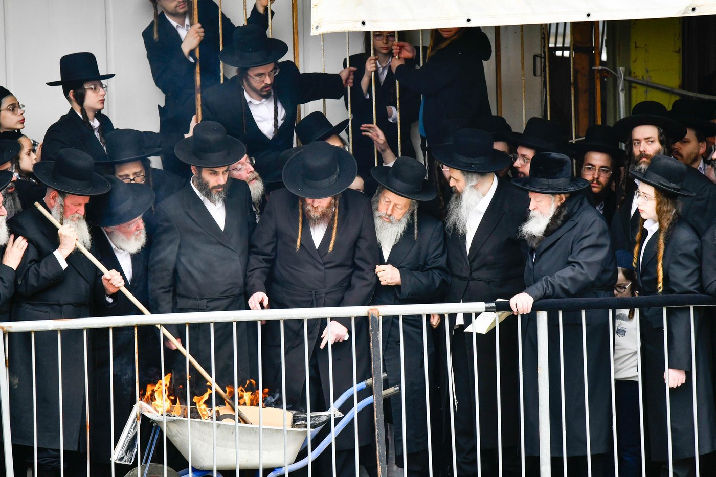 האדמו"ר מגור בשריפת חמץ