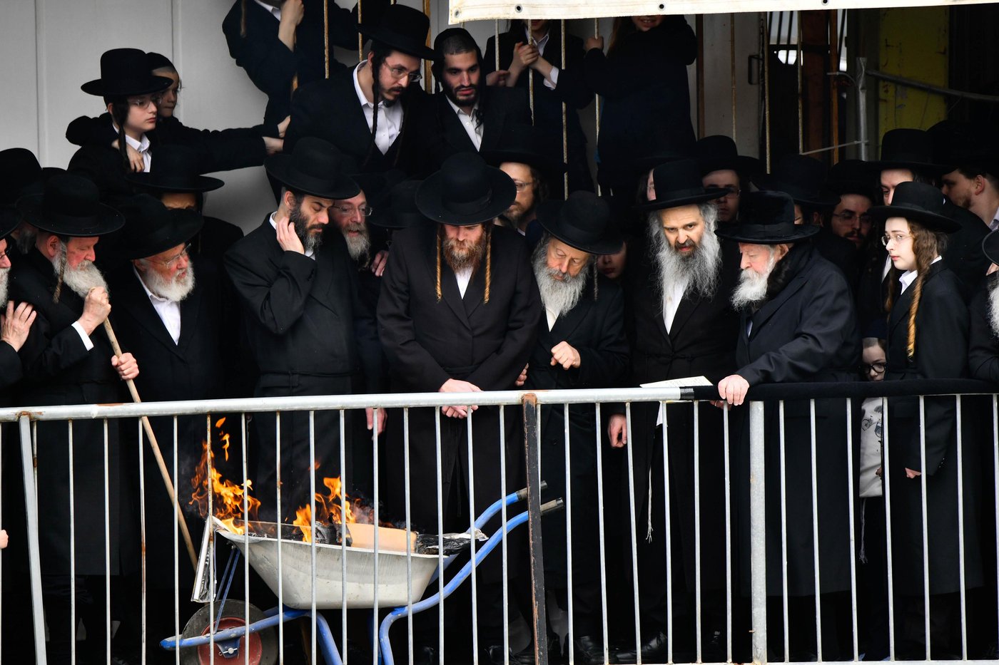 האדמו"ר מגור בשריפת חמץ