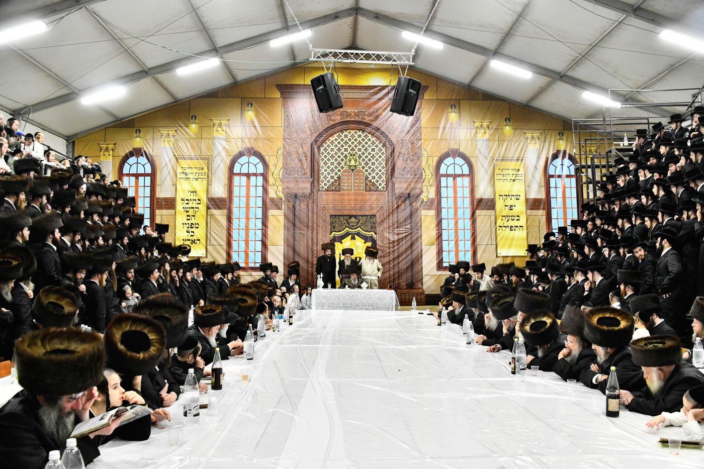 האדמו"ר מלעלוב בטיש חוה"מ פסח