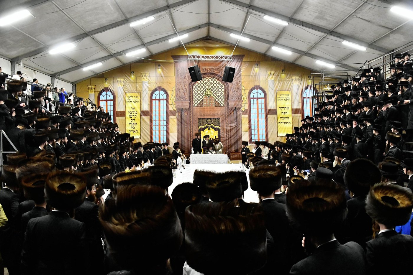 האדמו"ר מלעלוב בטיש חוה"מ פסח