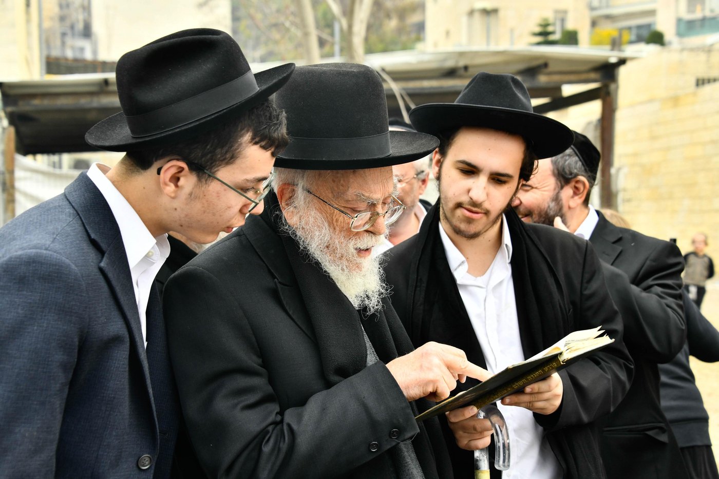 הגאון רבי בנימין אלישיב בשריפת חמץ