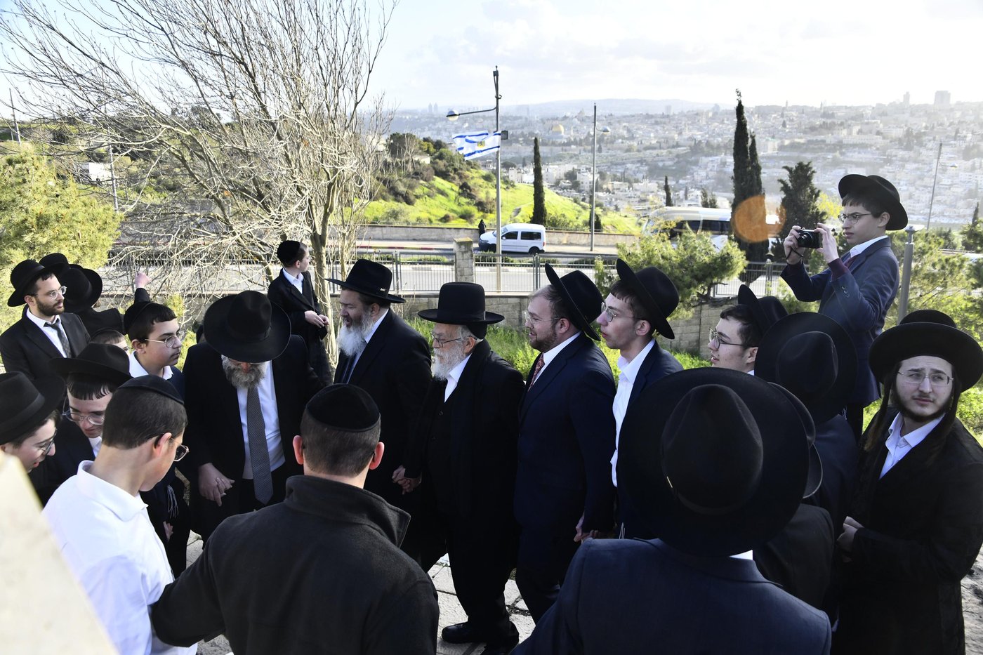 הגאון רבי בנימין אלישיב בתפילה בהר הצופים