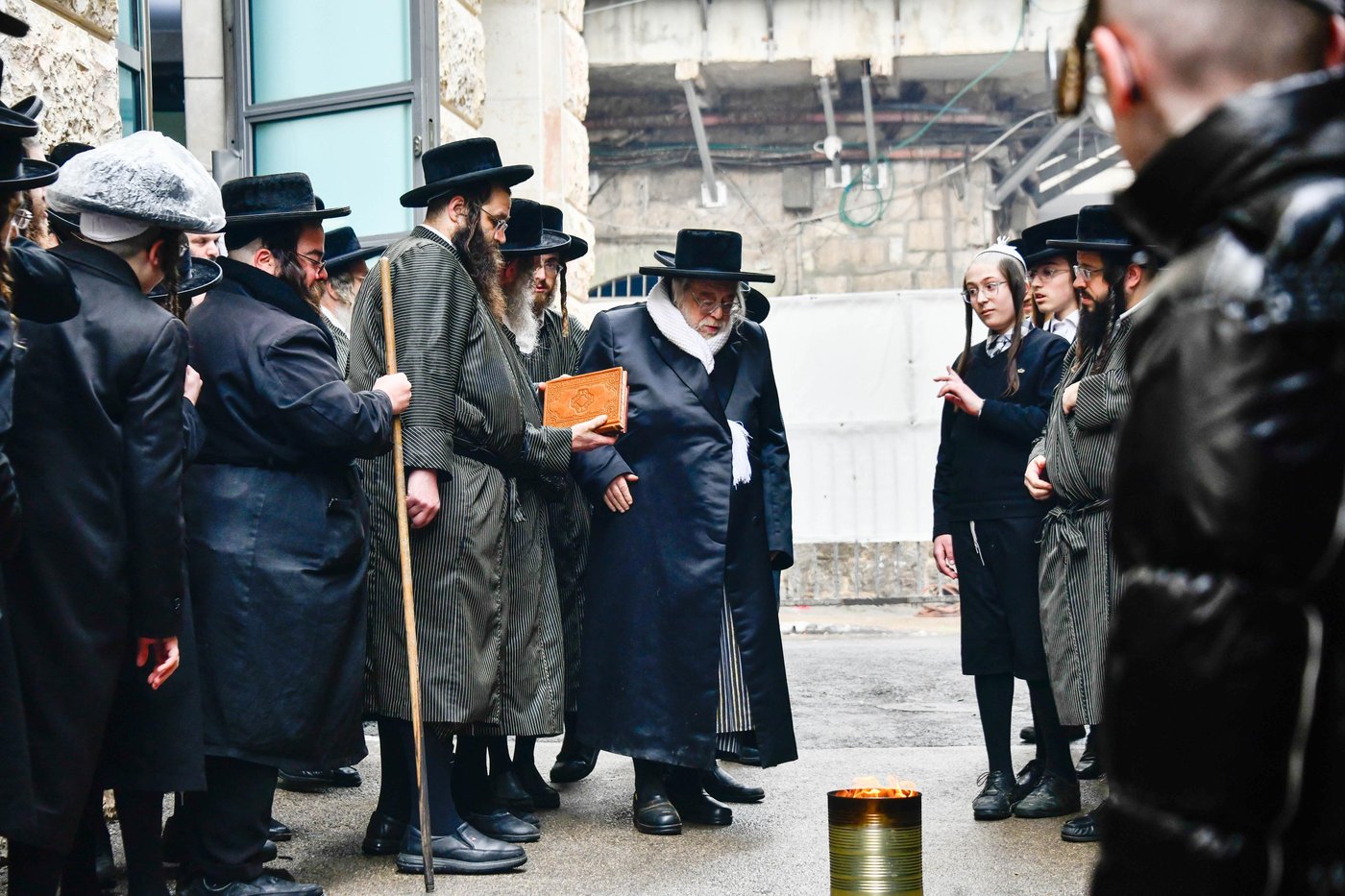 האדמו"ר מתולדות אהרן בשריפת חמץ