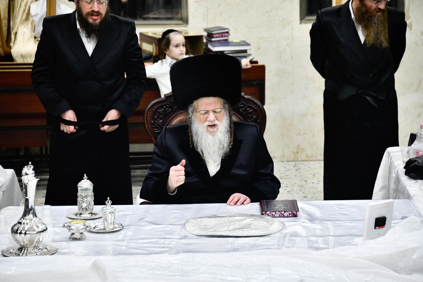 האדמו"ר ממודז'יץ בטיש נעילת החג פסח