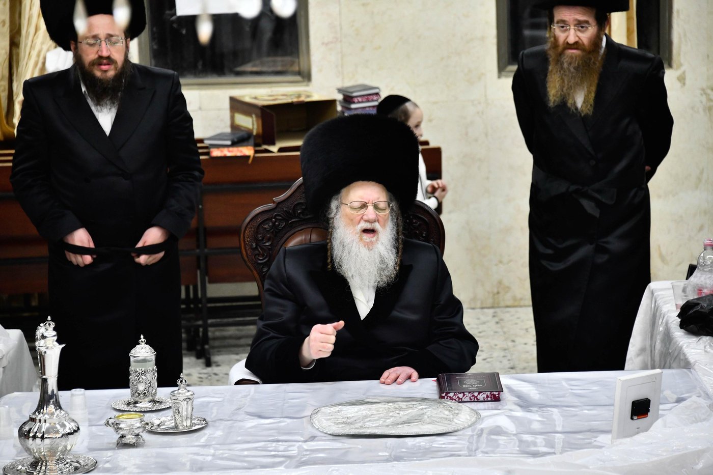 האדמו"ר ממודז'יץ בטיש נעילת החג פסח