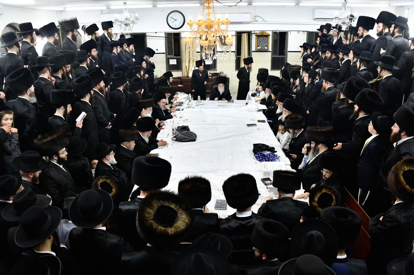 האדמו"ר ממודז'יץ בטיש נעילת החג פסח