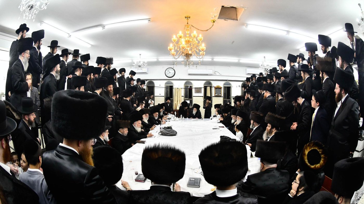 האדמו"ר ממודז'יץ בטיש נעילת החג פסח