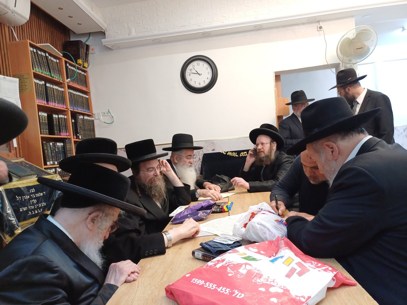 האדמו"ר מזלאטשוב במכירת חמץ