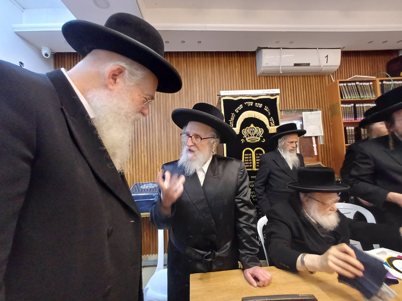 האדמו"ר מזלאטשוב במכירת חמץ