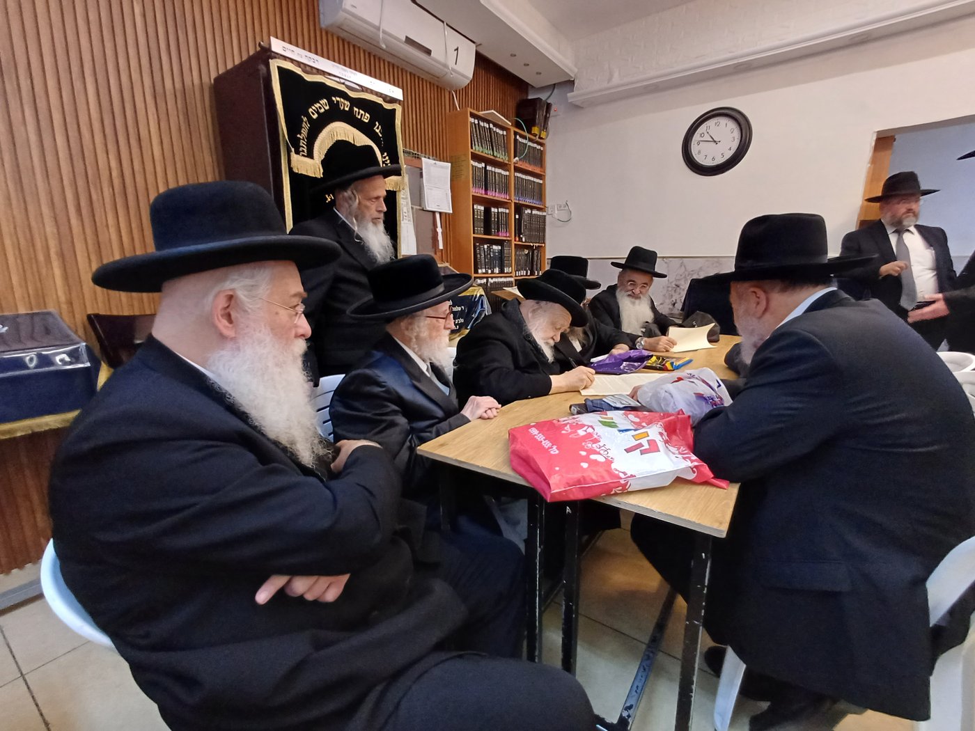 האדמו"ר מזלאטשוב במכירת חמץ