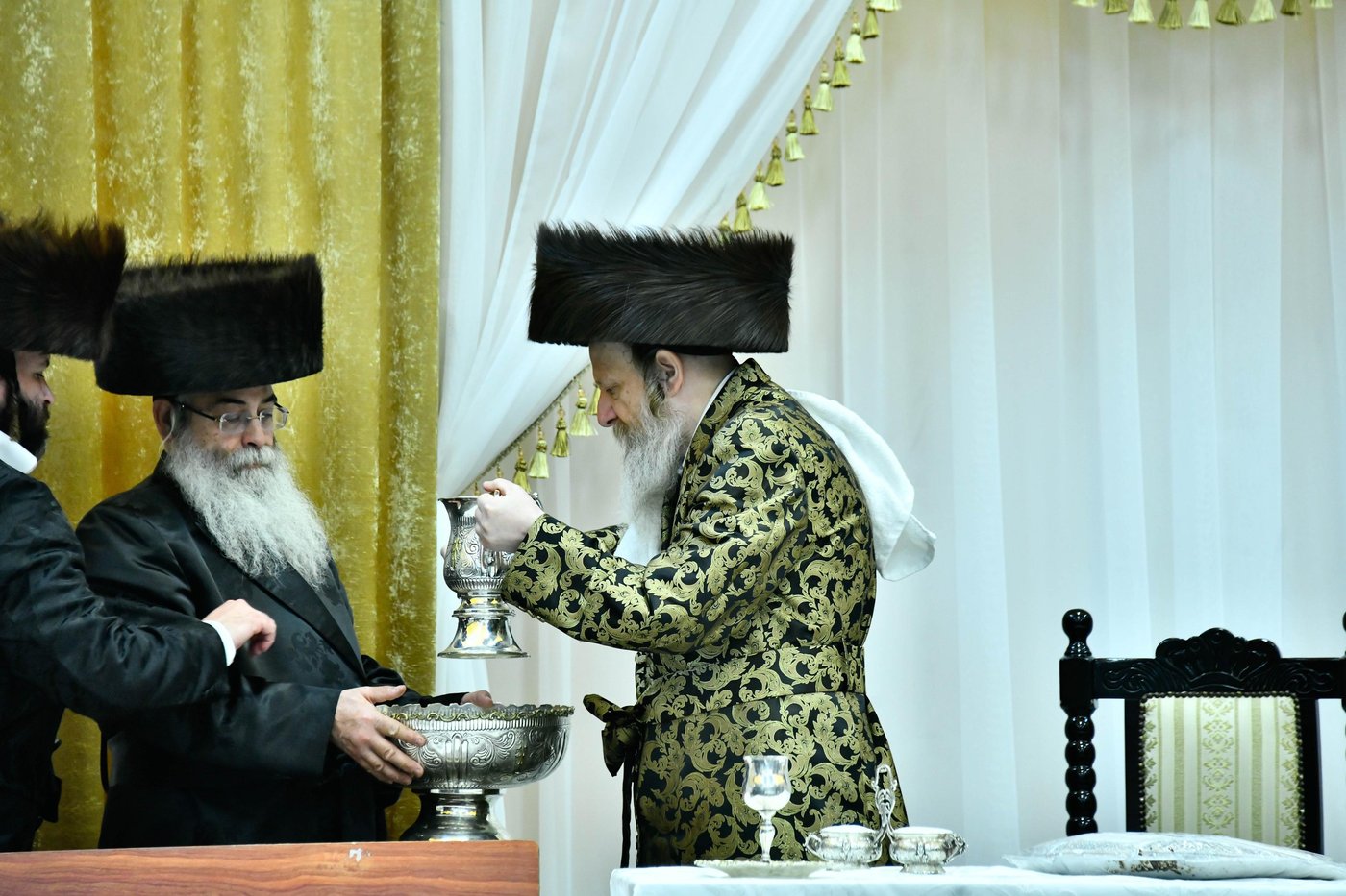 האדמו"ר מדז'יקוב ויז'ניץ בטיש חול המועד פסח