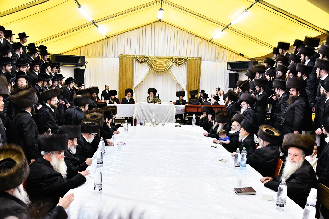 האדמו"ר מדז'יקוב ויז'ניץ בטיש חול המועד פסח