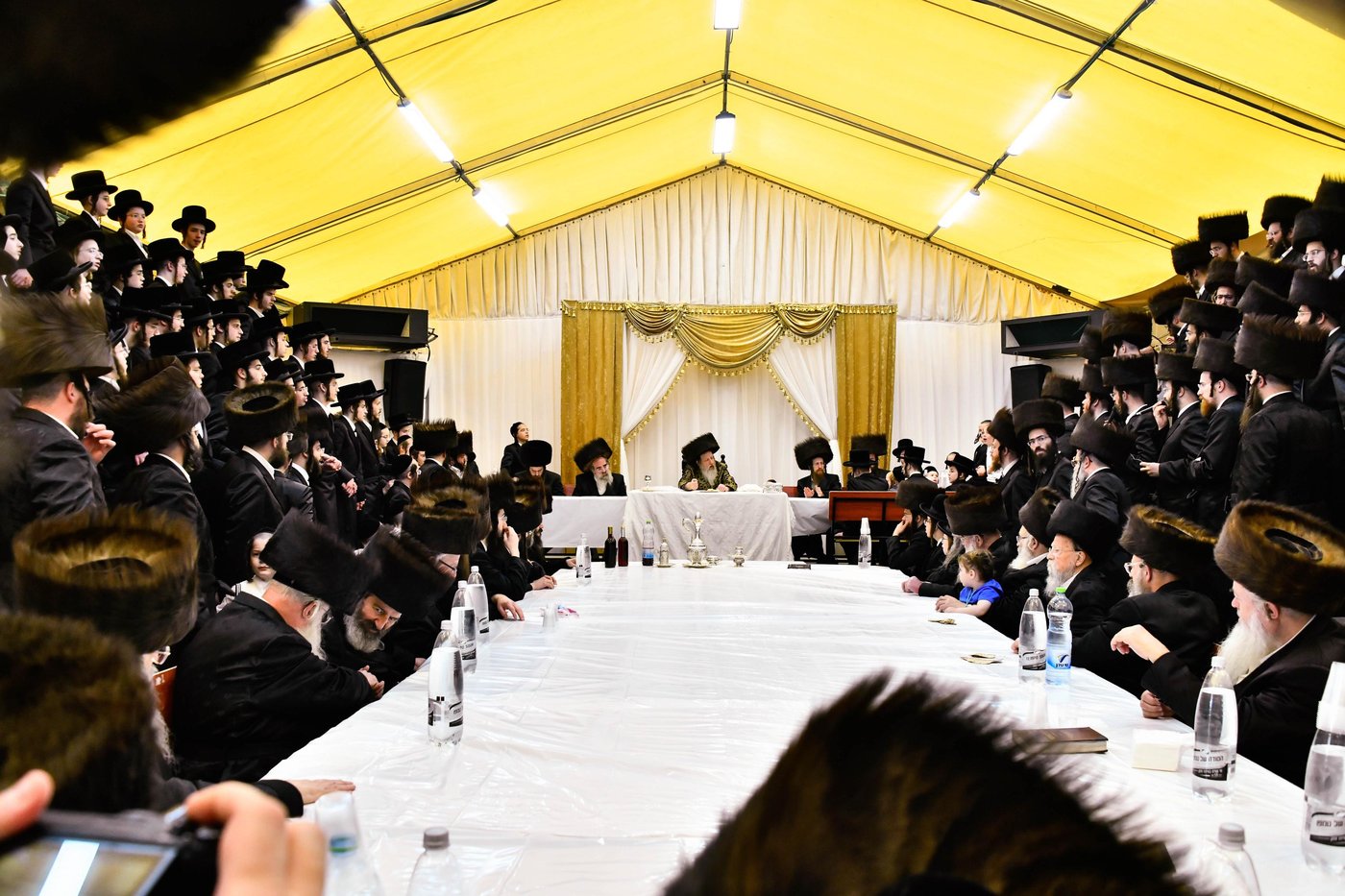 האדמו"ר מדז'יקוב ויז'ניץ בטיש חול המועד פסח