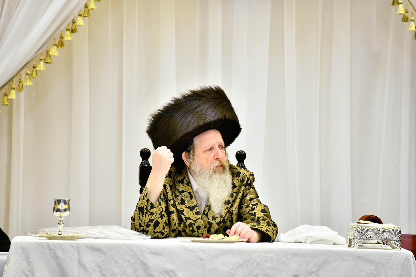 האדמו"ר מדז'יקוב ויז'ניץ בטיש חול המועד פסח