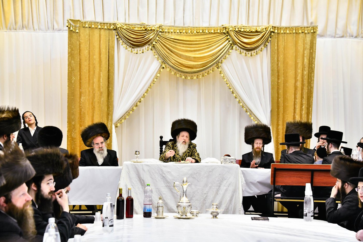 האדמו"ר מדז'יקוב ויז'ניץ בטיש חול המועד פסח