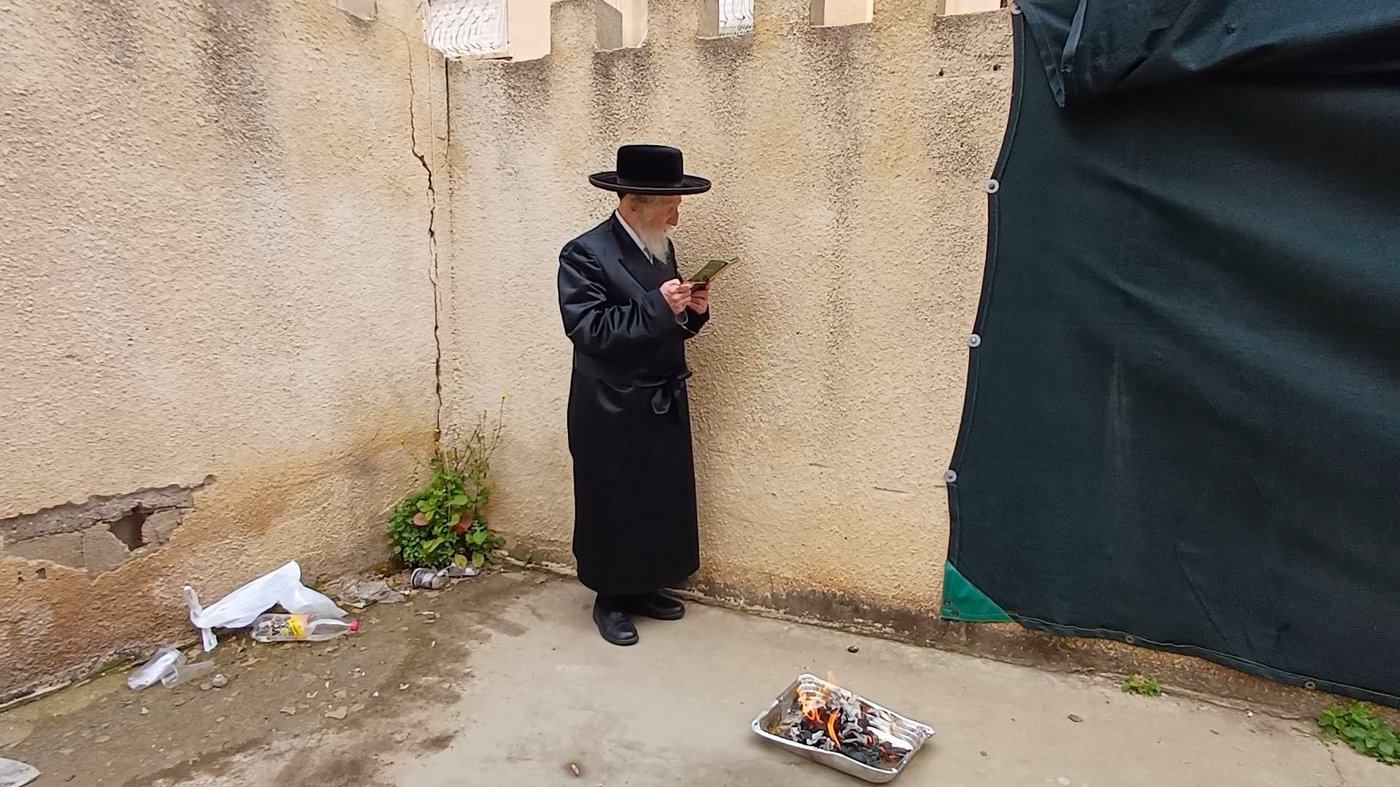 האדמו"ר מזלאטשוב בשריפת חמץ