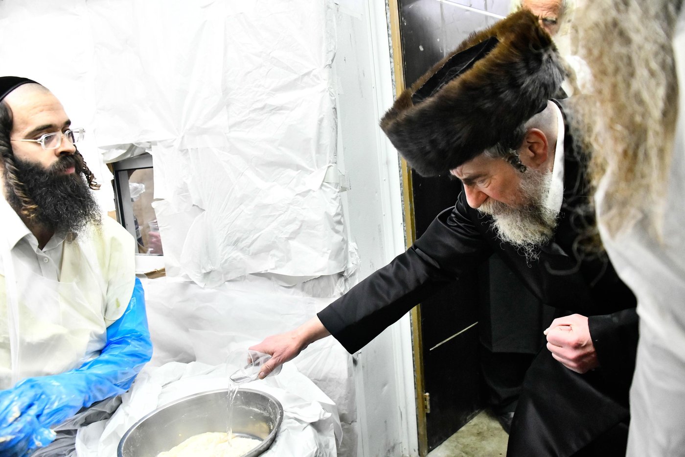 האדמו"ר מרחמסטריווקא באפיית מצות ערב פסח