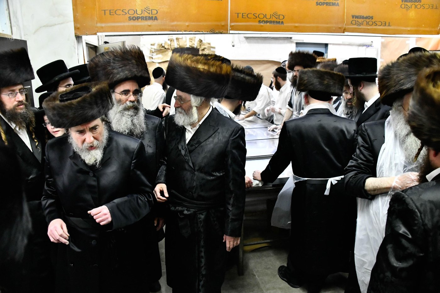 האדמו"ר מרחמסטריווקא באפיית מצות ערב פסח