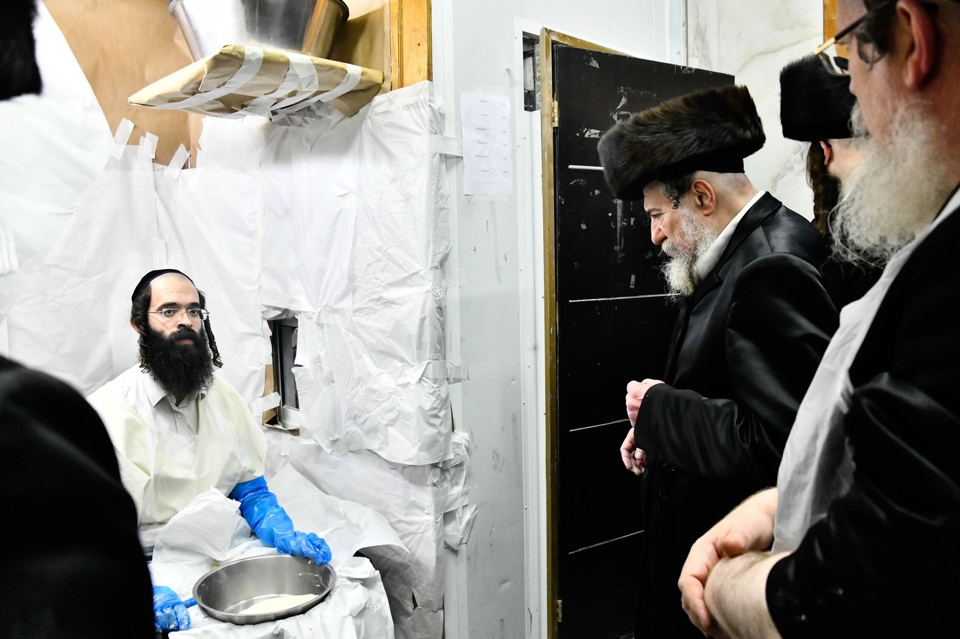 האדמו"ר מרחמסטריווקא באפיית מצות ערב פסח