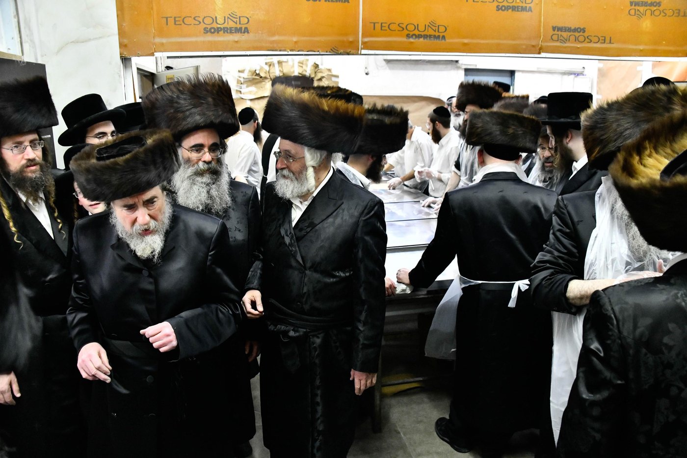 האדמו"ר מרחמסטריווקא באפיית מצות ערב פסח