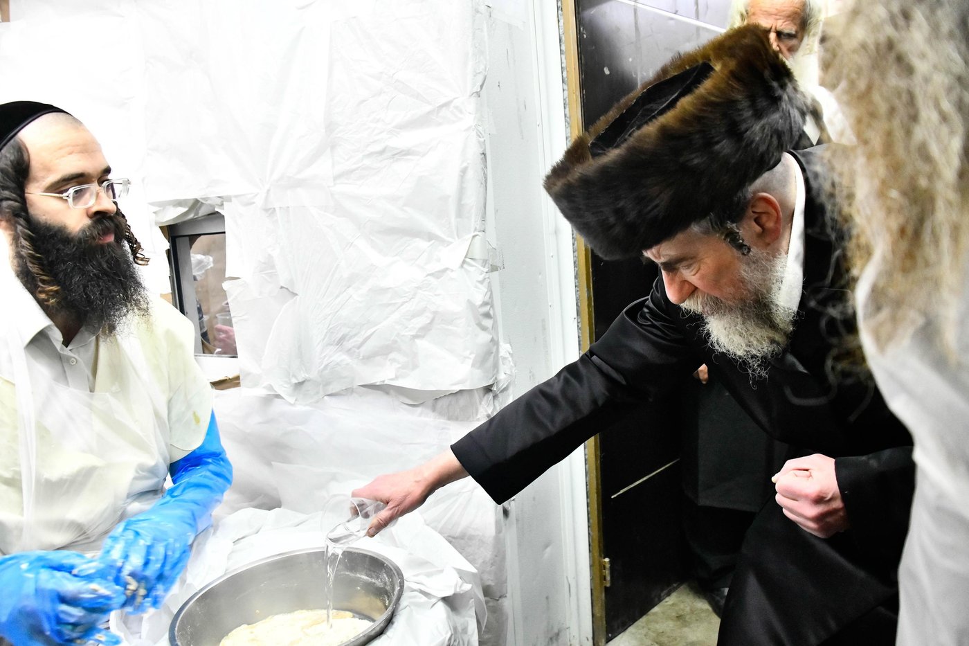 האדמו"ר מרחמסטריווקא באפיית מצות ערב פסח
