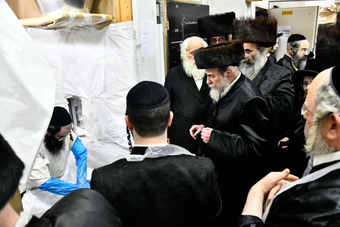 האדמו"ר מרחמסטריווקא באפיית מצות ערב פסח