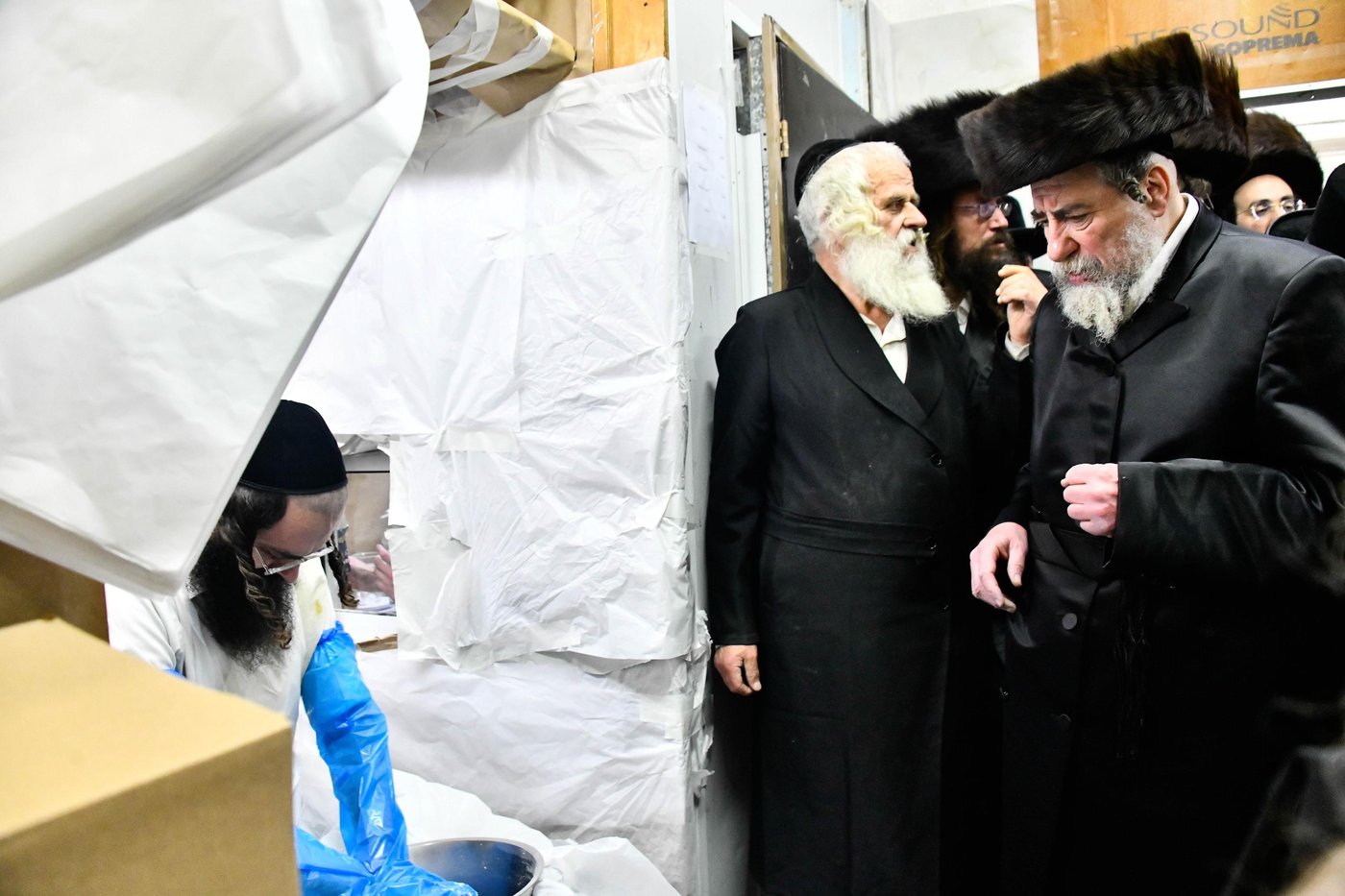 האדמו"ר מרחמסטריווקא באפיית מצות ערב פסח