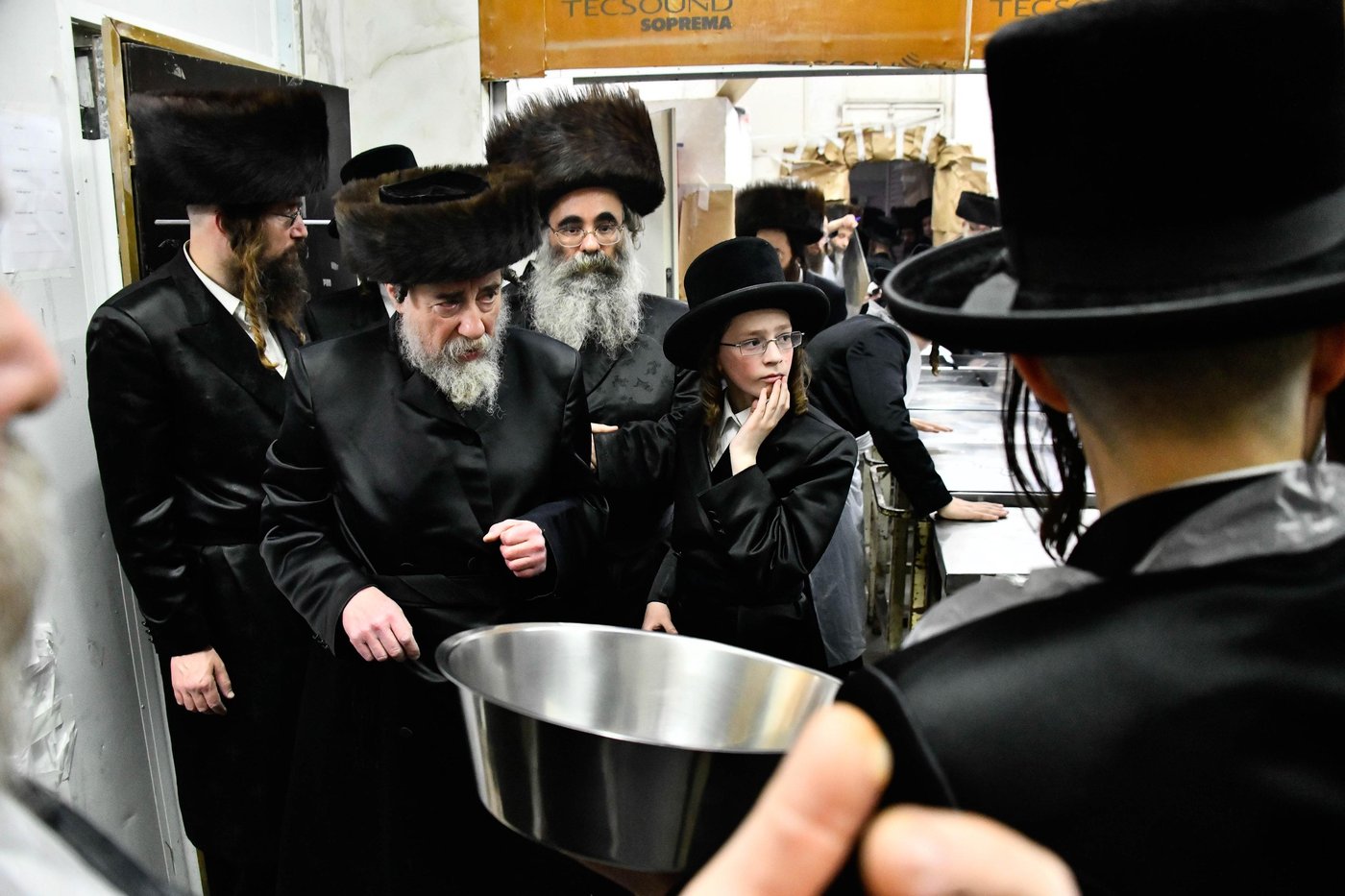 האדמו"ר מרחמסטריווקא באפיית מצות ערב פסח