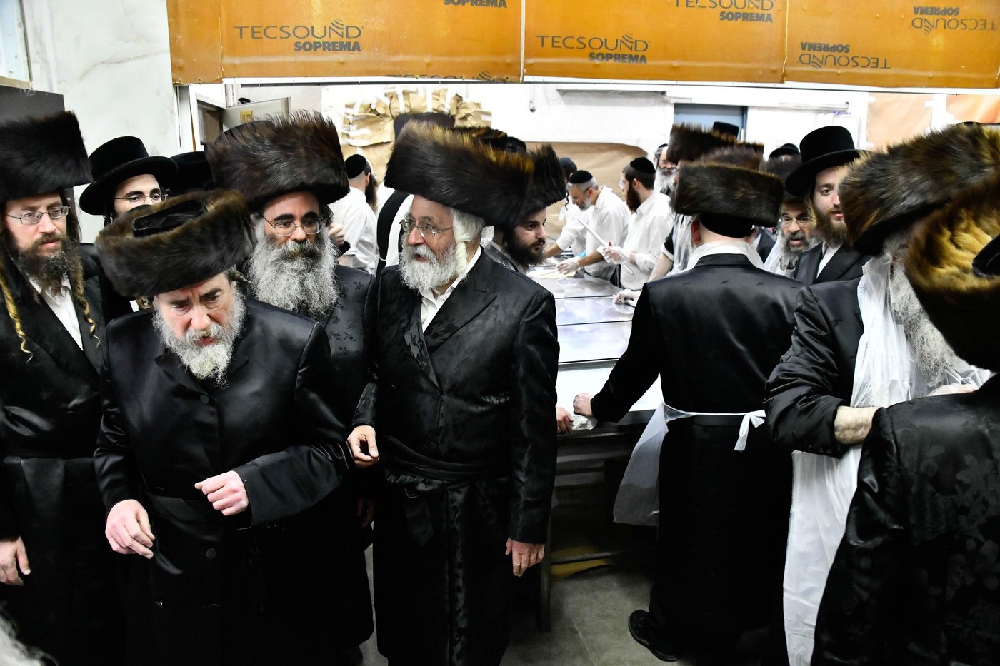 האדמו"ר מרחמסטריווקא באפיית מצות ערב פסח